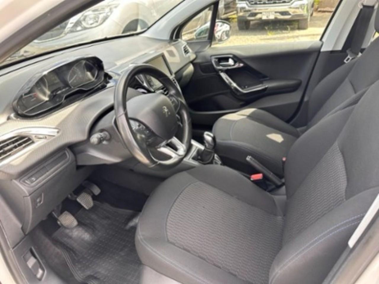 Peugeot 208 SIGNATURE 2020
